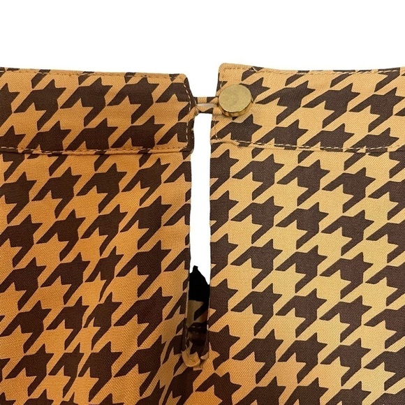 Winter Silks 100% Silk Herringbone Short Sleeve Top with Buckle Neckline Accent - Picture 5 of 9